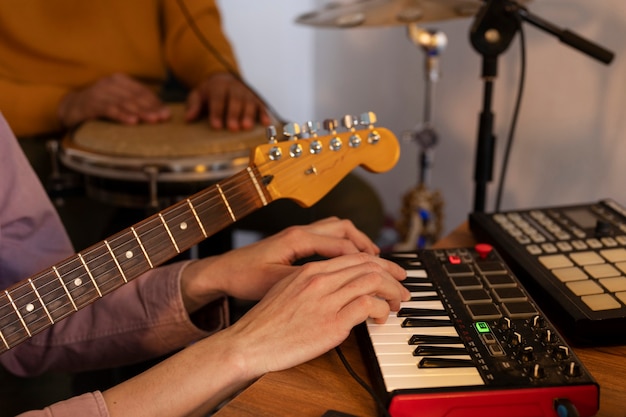 Kostenloses Foto seitenansichtmusiker, die im studio arbeiten