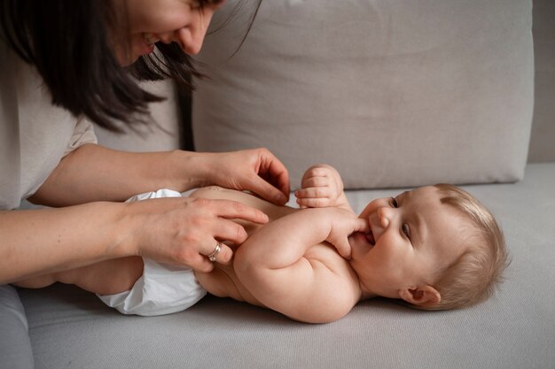 Seitenansichtmutter, die Baby kitzelt