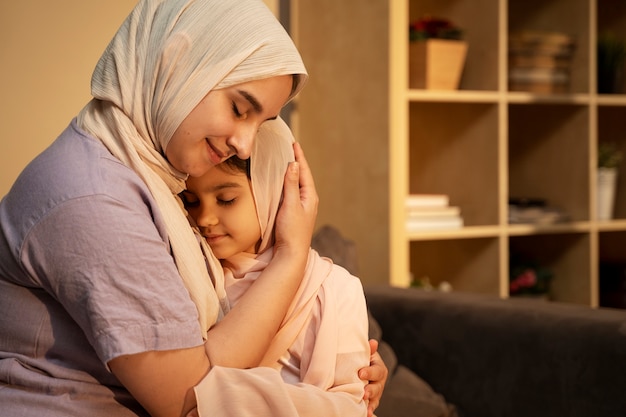 Kostenloses Foto seitenansichtmutter, die mädchen umarmt