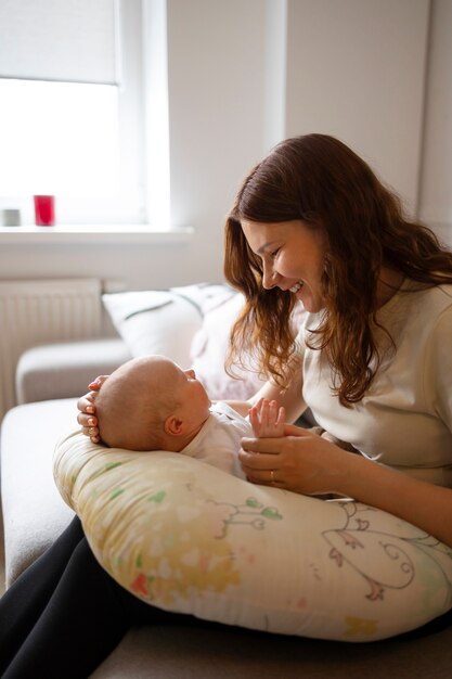 Seitenansichtmutter mit Baby zu Hause