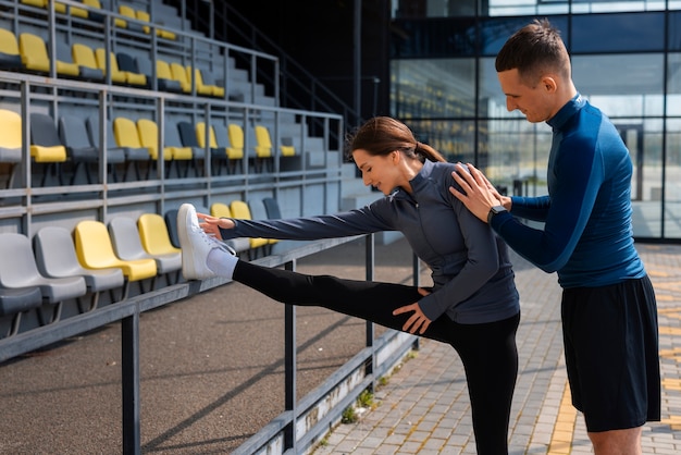 Kostenloses Foto seitenansichtpaar, das trainingsübungen macht