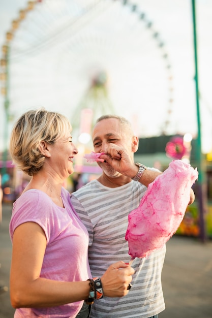 Seitenansichtpaare mit rosa Zuckerwatte