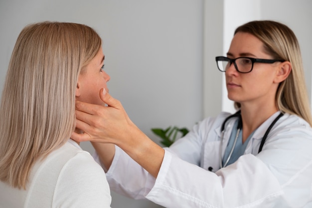 Kostenloses Foto seitenansichtpatient bei der ärztlichen untersuchung