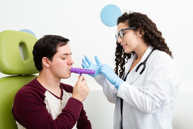 Seitenansichtpatient, der Höchstdurchflussmesser verwendet