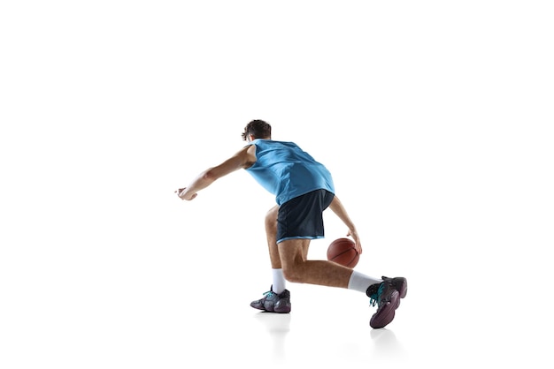 Kostenloses Foto seitenansichtporträt des trainingsbasketballs des jungen sportlichen mannes lokalisiert auf weiß. dribbling