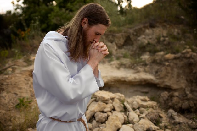 Seitenansichtprophet, der draußen betet