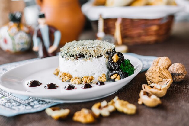 Seitenansichtsalat mit Pflaumen und Walnüssen