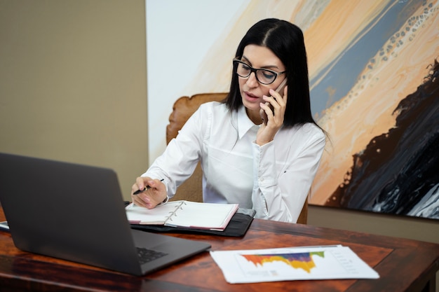 Seitenansichtsfrau, die am Telefon spricht