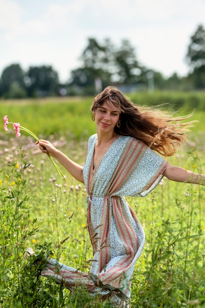 Seitenansichtsfrau, die in der Natur aufwirft