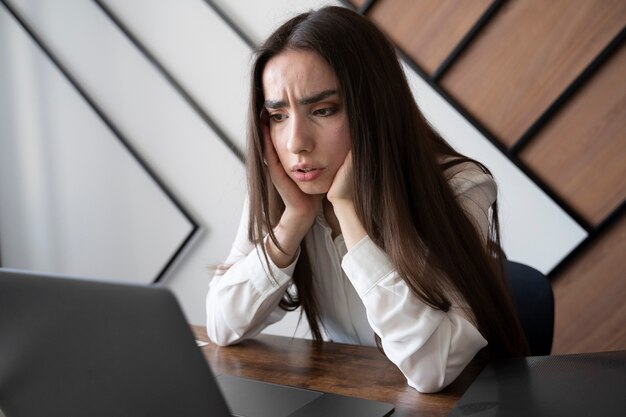 Seitenansichtsfrau, die mit Laptop arbeitet