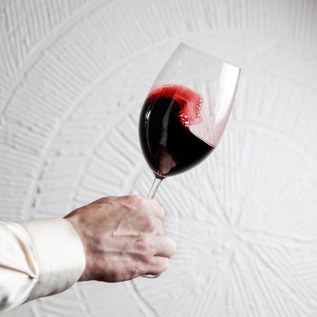 Seitenansichtsglas Rotwein mit menschlicher Hand