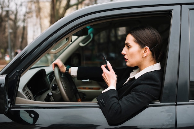Kostenloses Foto seitenansichtsicherheitsfrau im auto