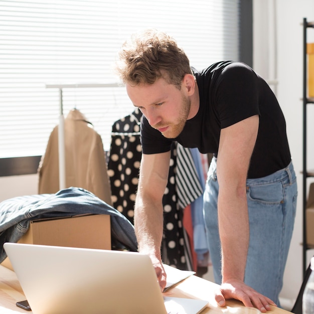 Seitenansichtsmann, der am Laptop arbeitet