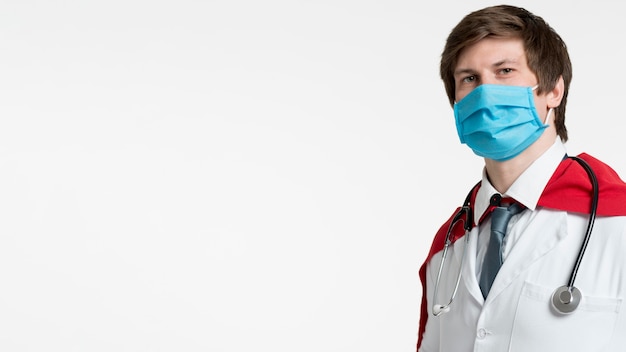 Seitenansichtsmann, der medizinische maske trägt Kostenlose Fotos