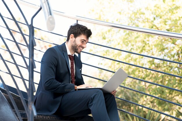 Seitenansichtsmileyrechtsanwalt, der an Laptop arbeitet