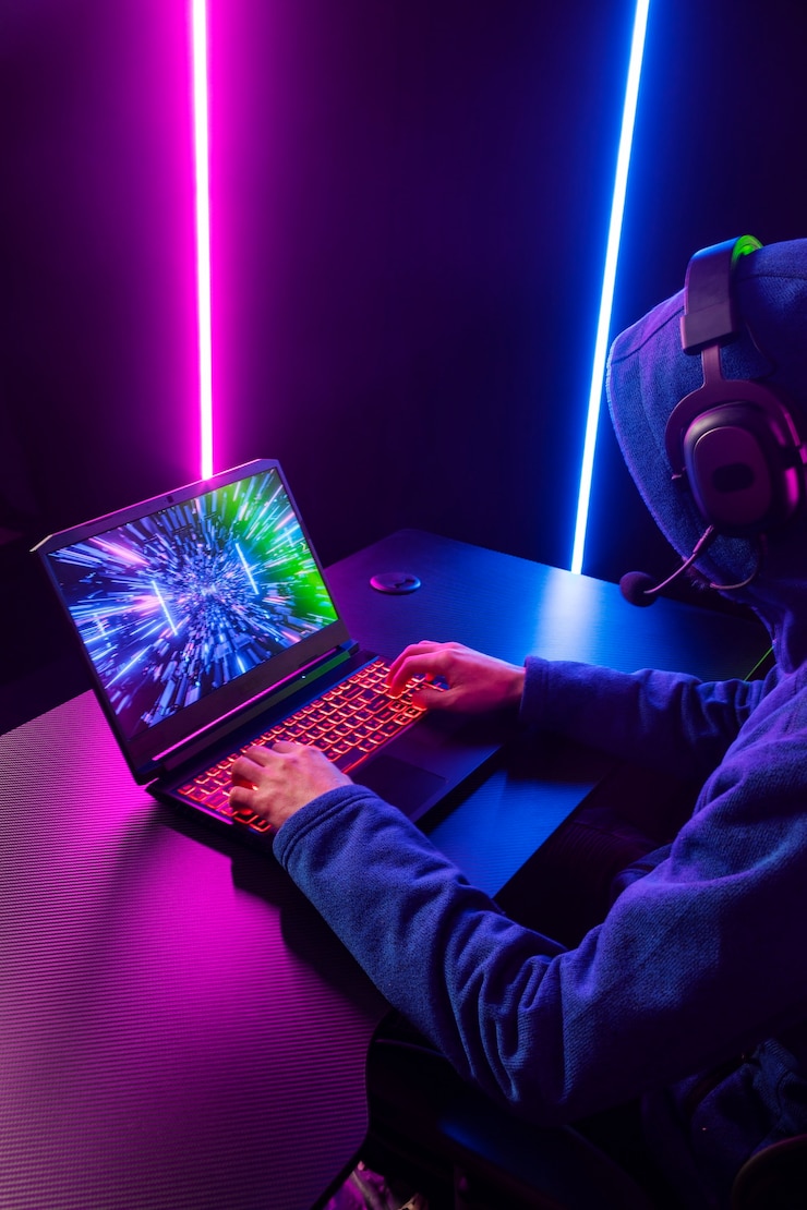 Kostenlose Foto seitenansichtspieler, der auf laptop spielt