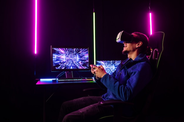Seitenansichtspieler, der mit Controller spielt