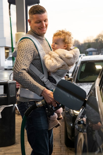 Seitenansichtvater, der Gas pumpt