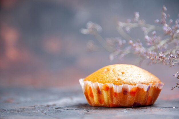 Seitennahaufnahme Cupcake Cupcake auf lila Hintergrund und Ästen
