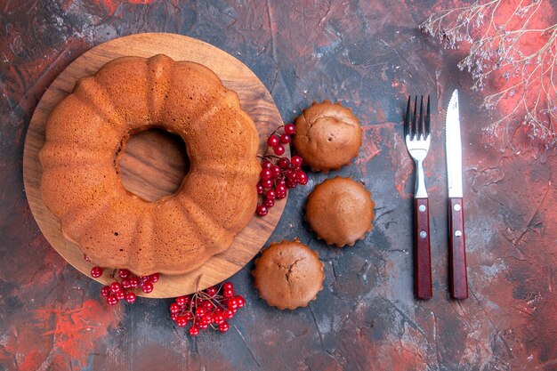 Seitennahaufnahme Cupcakes Kuchen Cupcakes Kuchen mit roten Johannisbeeren auf dem Brett Gabelmesser