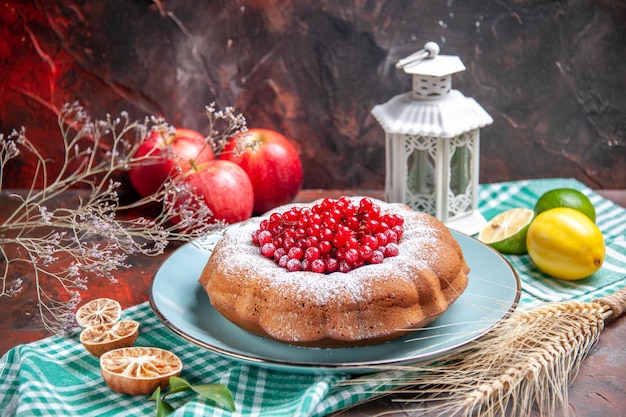 Seitennahaufnahme einen Kuchen ein appetitlicher Kuchen mit Beeren Zitrusfrüchte auf der Tischdecke Äpfel