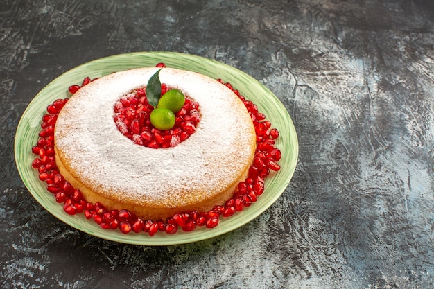 Seitennahaufnahmekuchen mit Granatapfel ein Kuchen mit Zitrusfrüchten und Granatapfelkernen