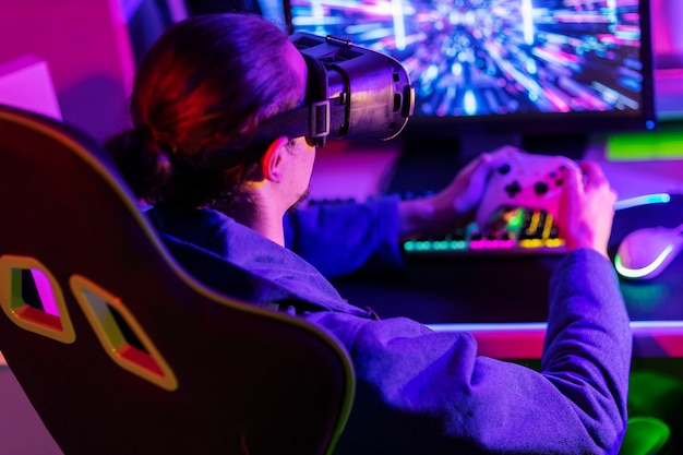 Seitenschau-Gamer spielt mit dem Controller