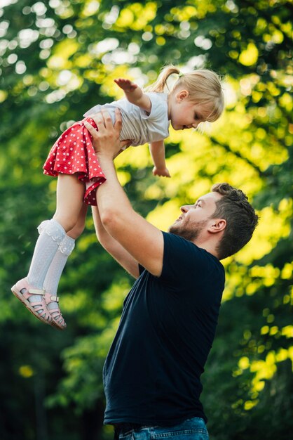 Seitlich Vater und Tochter, die im Park spielen