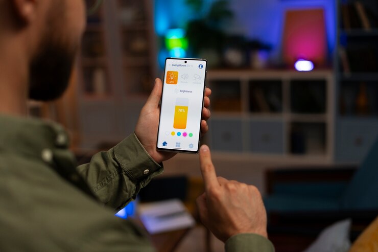 Kostenlose Foto seitliche ansicht mann mit smartphone