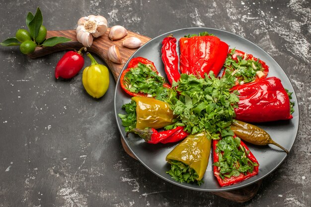 Seitliche Nahansicht Platte der Paprika Platte der gerösteten Paprika Knoblauch auf dem Schneidebrett