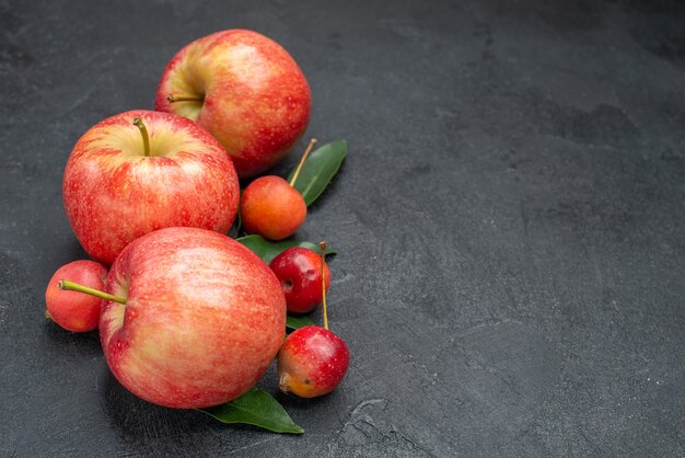 Seitliche Nahansicht trägt die appetitlichen Beeren und Äpfel mit Blättern