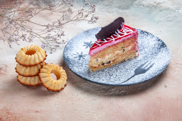 Seitliche Nahaufnahme eines Kuchentellers Kuchen mit Schokoladenplätzchen