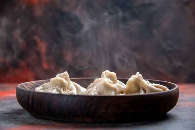 Seitliche Nahaufnahme khinkali khinkali in der Holzschale