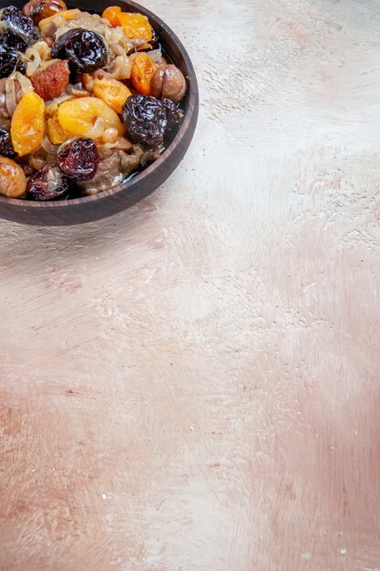 Seitlicher Nahaufnahmepilaf ein appetitlicher Pilaw mit getrockneten Früchten auf dem Tisch