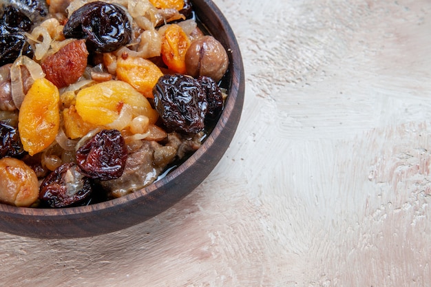 Seitlicher Nahaufnahmepilaf ein appetitlicher Pilaw mit Kastanien auf dem Tisch