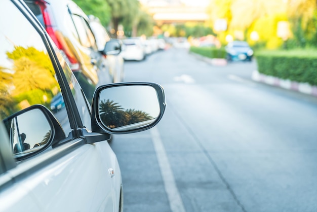 Seitlicher Rückspiegel auf einem modernen Auto