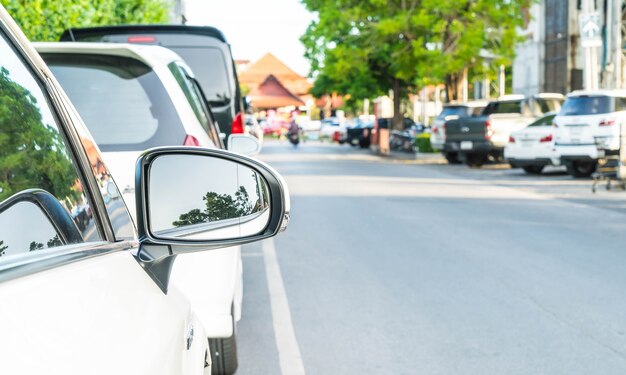 Seitlicher Rückspiegel auf einem modernen Auto