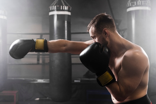 Seitwärts Boxer mit schwarzem Handschuhtraining