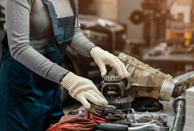 Seitwärts Frau, die an einem Autoservice arbeitet