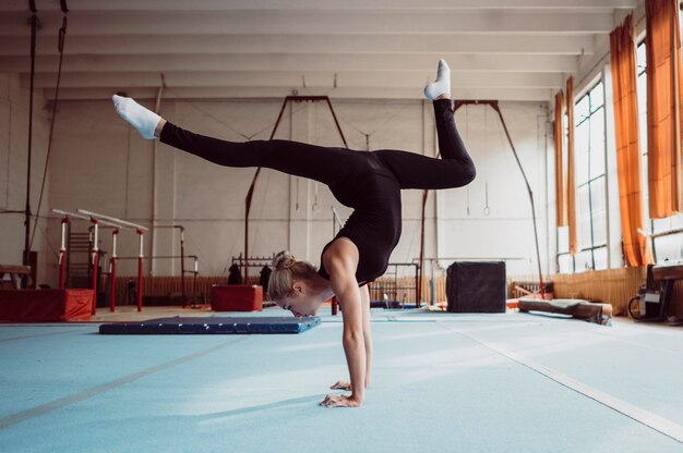 Seitwärts Frauentraining für Gymnastikmeisterschaft