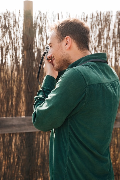 Seitwärts Mann fotografieren