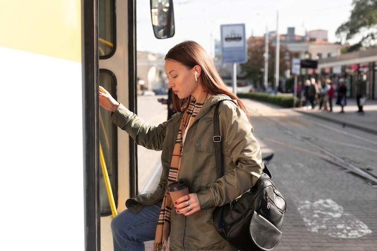 Kostenlose Foto seitwärts passagier, der in die straßenbahn einsteigt