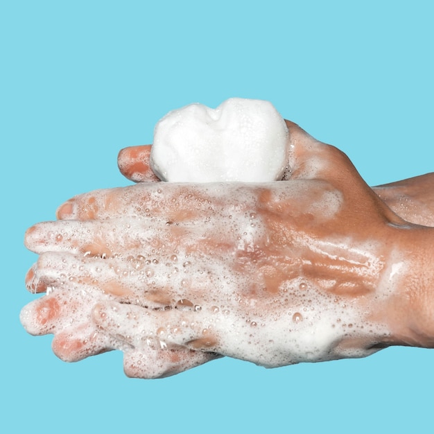 Seitwärts Person, die Hände mit einer weißen Seife wäscht