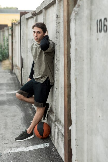 Seitwärts städtische Basketballspieleraufstellung