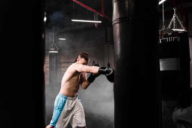 Seitwärts starkes männliches Boxertraining für einen Wettbewerb