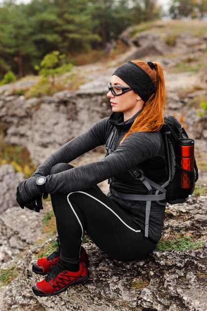 Seitwärts weiblicher sportlicher Jogger