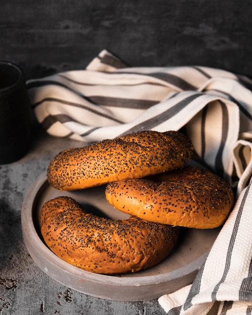 Kostenloses Foto selbst gemachte bagel der nahaufnahme mit samen