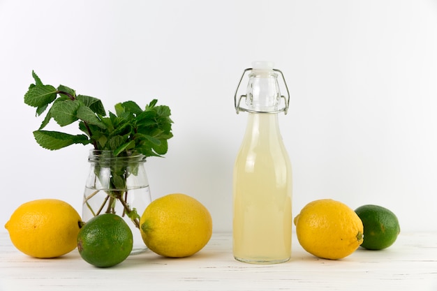 Selbst gemachte Limonade der Vorderansicht mit Kalk