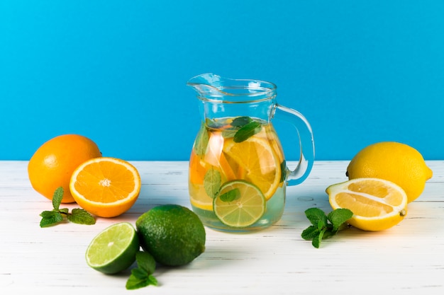 Kostenloses Foto selbst gemachte limonadenanordnung auf tabelle