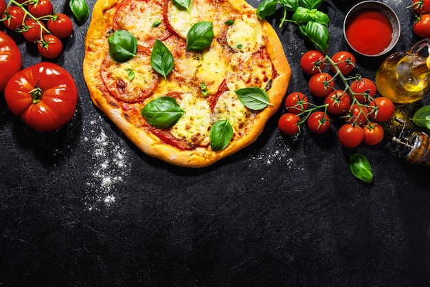 Selbst gemachte Pizza mit Mozzarella auf dunklem Hintergrund